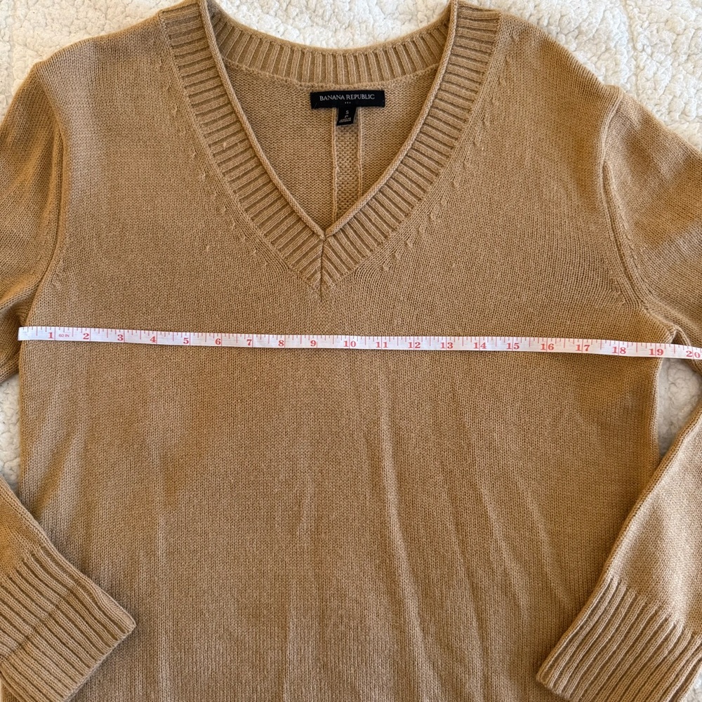 Banana Republic Women’s V-Neck Sweater in Camel - Picture 5 of 6